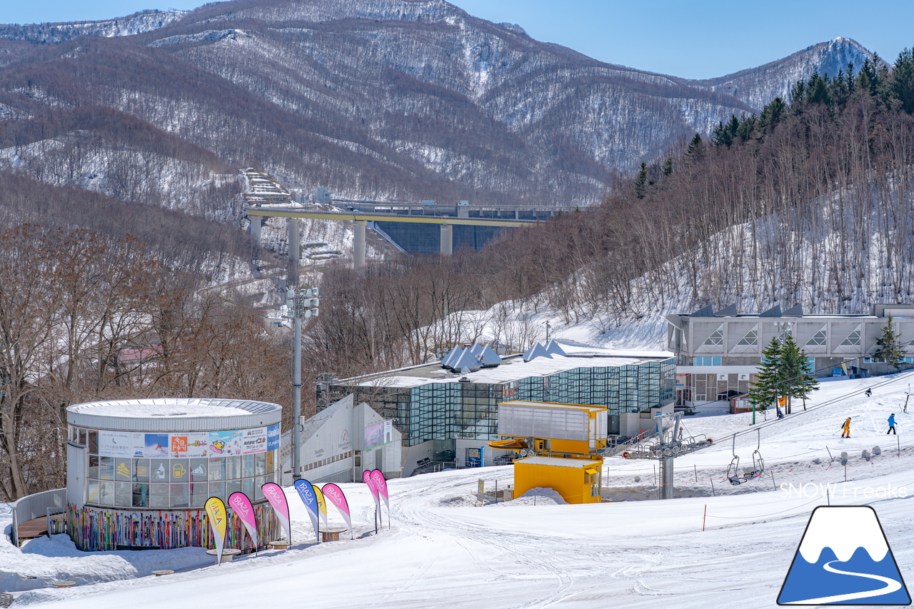 朝里川温泉スキー場｜豊富な残雪のおかげで、4月10日（日）まで営業延長中！日本海を眺めながら、のんびり春スキー＆スノーボードを楽しみましょう♪